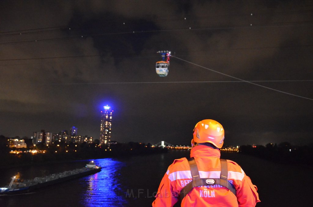 Einsatz BF Hoehenretter Koelner Seilbahn Hoehe Zoobruecke P2349.JPG